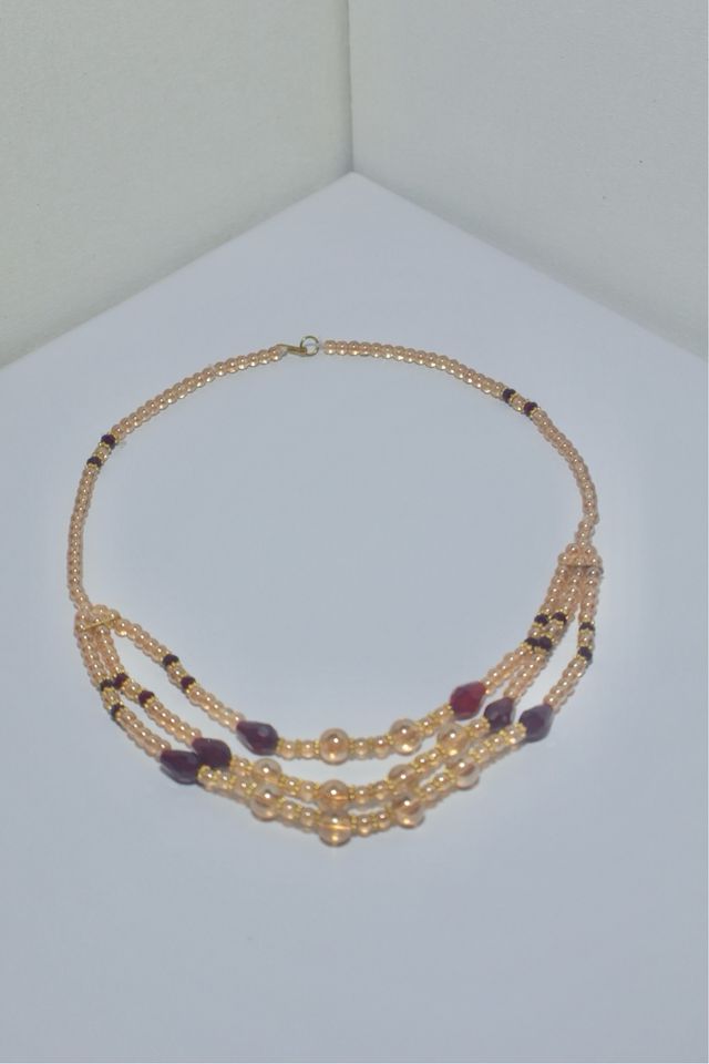 Collar dorado y rojo