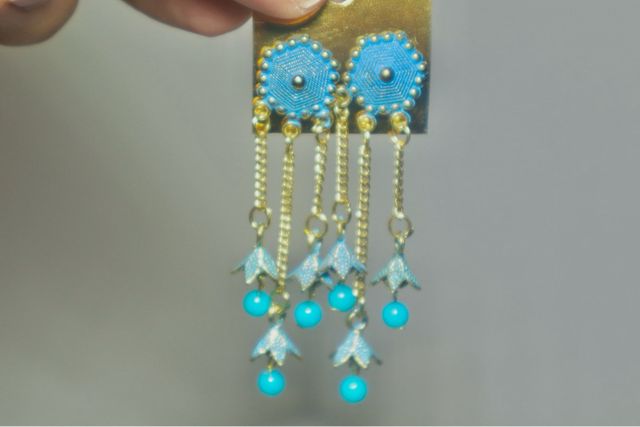Aretes dorados con azul