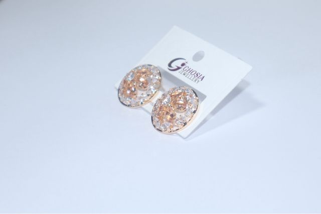 Aretes dorados con cristales