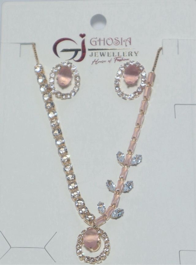 Juego de collar y aretes.