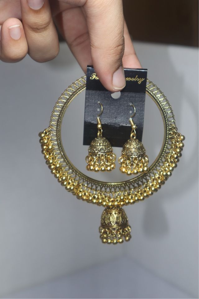 Pulsera y pendientes dorados