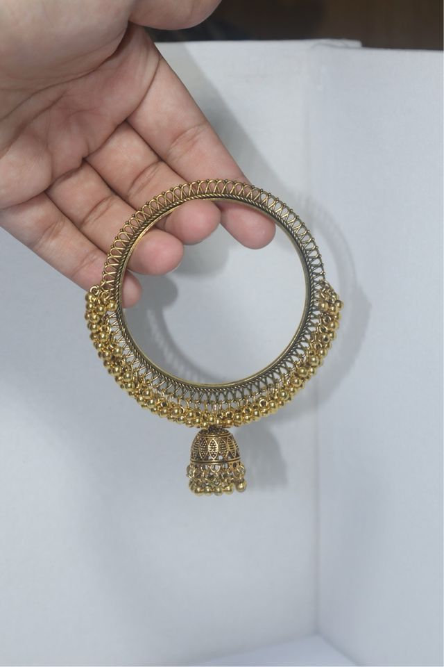 Pulsera y pendientes dorados