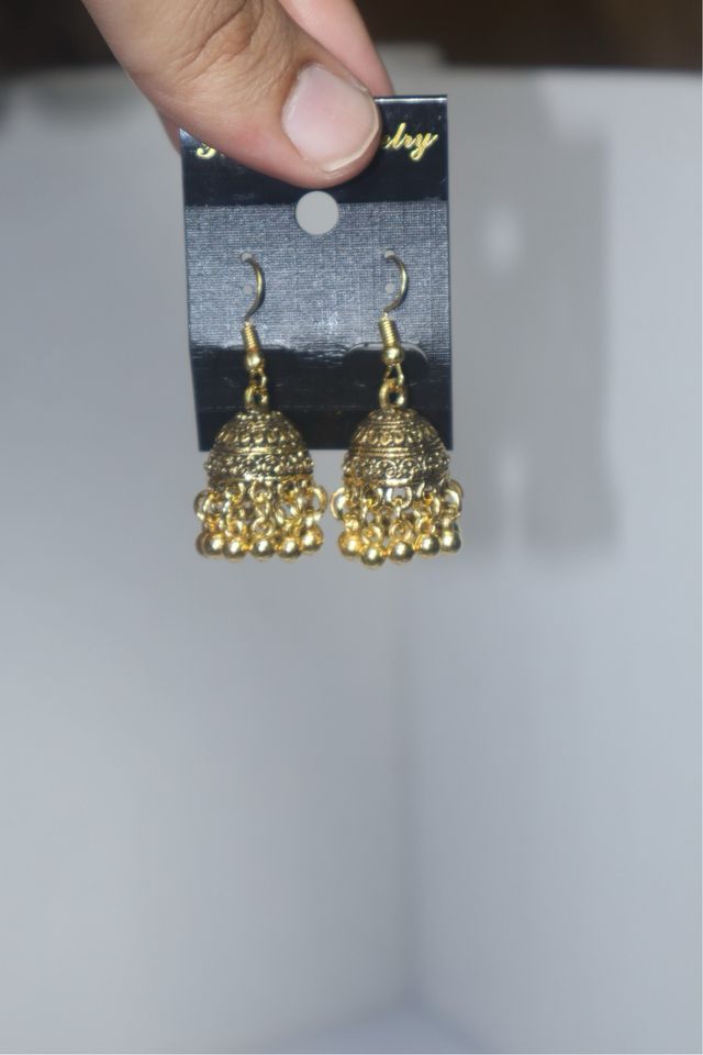 Pulsera y pendientes dorados