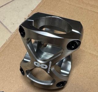Avanço Evosid 40mm - MTB aluminio cor titanio