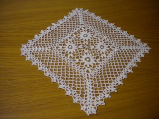 4 TAZZINE DECORATE IN RILIEVO+PIATTINO+1 CENTRO