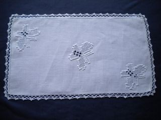 4 TAZZINE DECORATE IN RILIEVO+PIATTINO+1 CENTRO