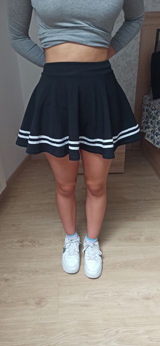Minifalda negra y blanca juvenil