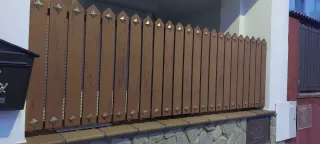 Puerta y valla de hierro pintada imitacion madera