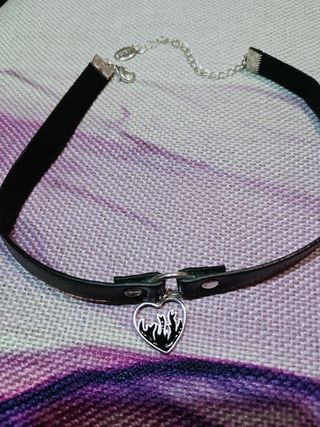 Choker Nero con ciondolo a cuore infuocato