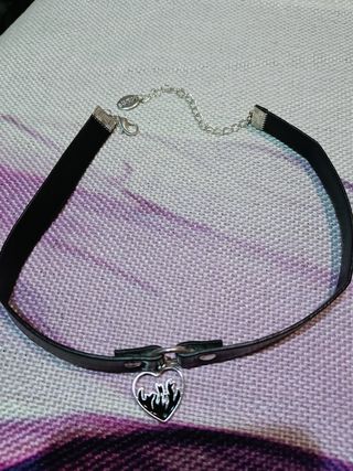 Choker Nero con ciondolo a cuore infuocato