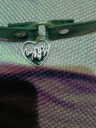 Choker Nero con ciondolo a cuore infuocato