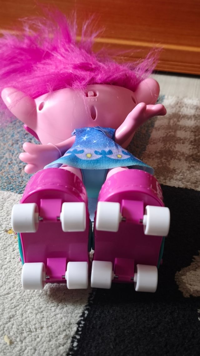 Muñeca Poppy Trolls patinadora