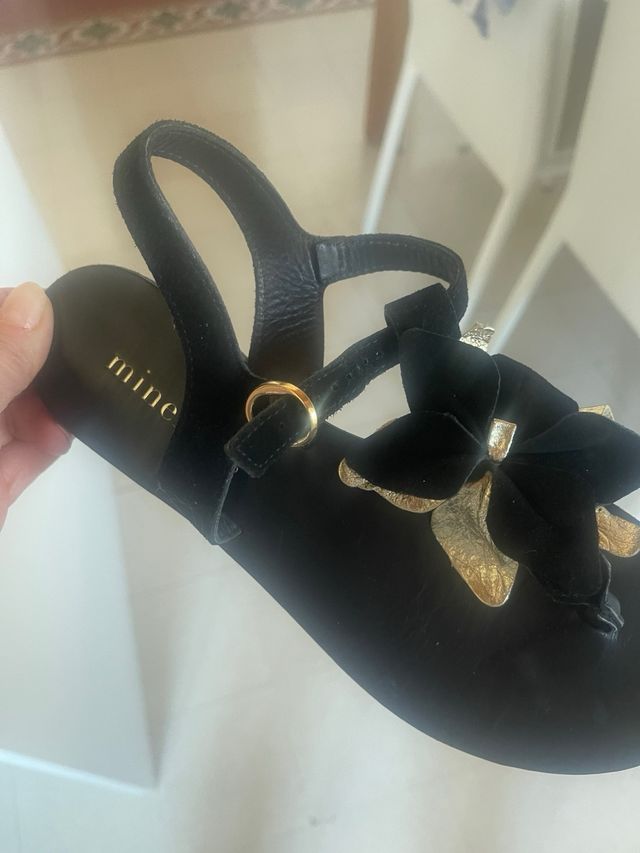 Sandali infradito neri con fiori