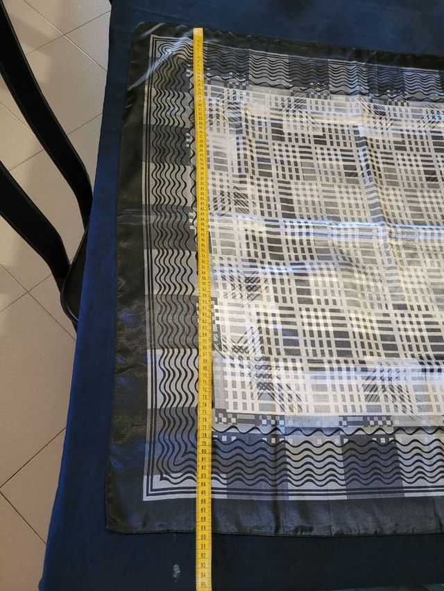Foulard estivo nero e grigio  quadrato 90 cm.
