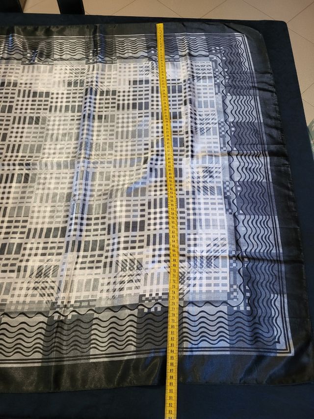 Foulard estivo nero e grigio  quadrato 90 cm.