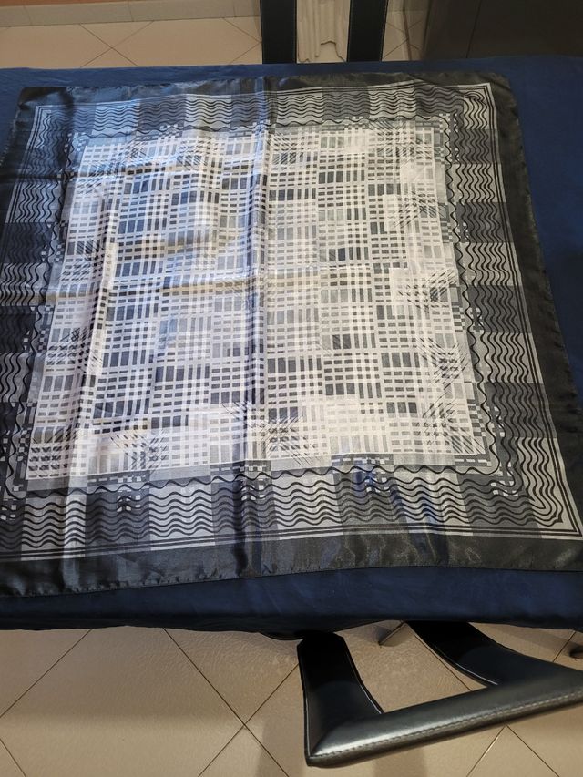 Foulard estivo nero e grigio  quadrato 90 cm.