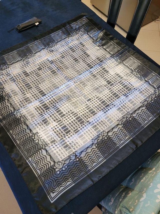 Foulard estivo nero e grigio  quadrato 90 cm.