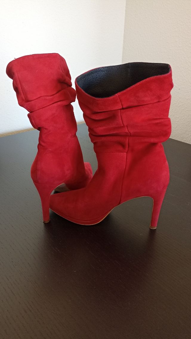 Botas de piel rojas