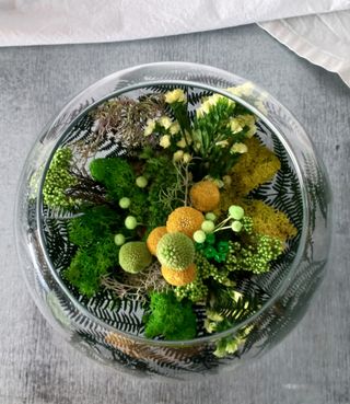 Terrario de cristal con flores preservadas (25×20)