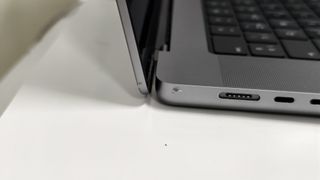 Apple Macbook M1 PRO - SEMINUEVO No12