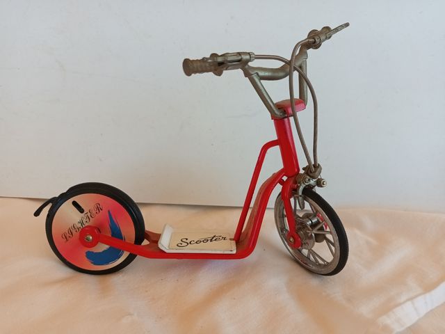 Mini Patinete Scooter Vintage. Es mechero.