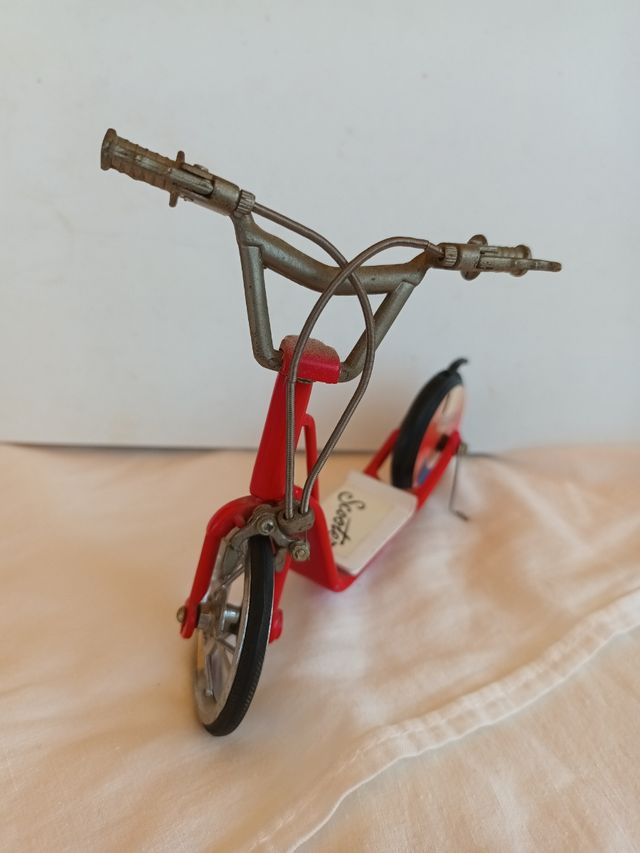 Mini Patinete Scooter Vintage. Es mechero.