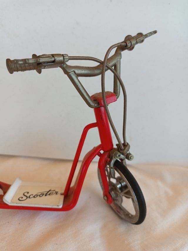 Mini Patinete Scooter Vintage. Es mechero.