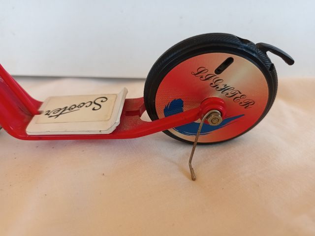 Mini Patinete Scooter Vintage. Es mechero.