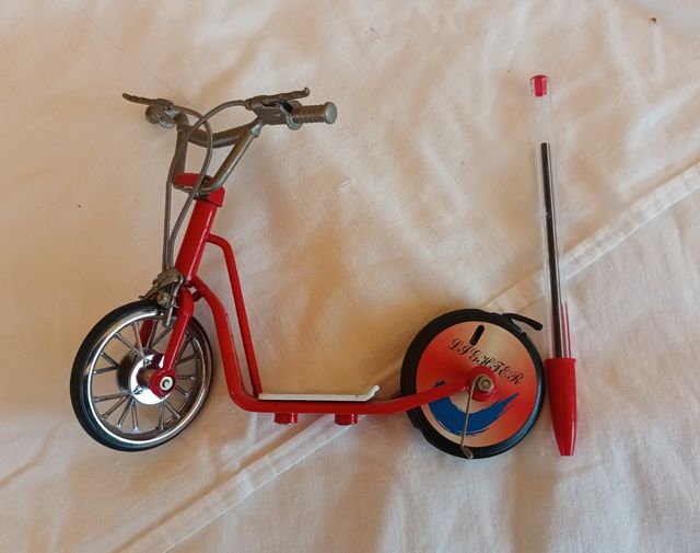 Mini Patinete Scooter Vintage. Es mechero.