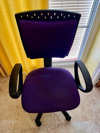 Silla escritorio lila giratoria. Autoregulable