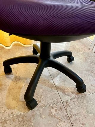 Silla escritorio lila giratoria. Autoregulable