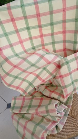 Tessuto a quadri rosa e verde con nappine