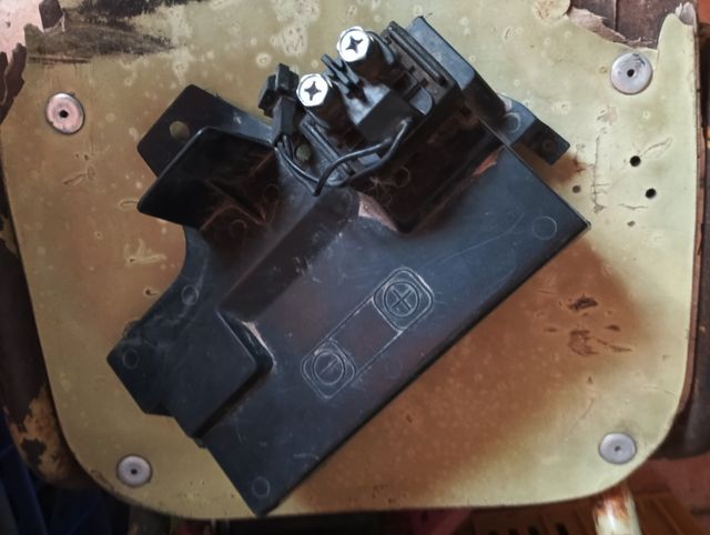 Caja batería Suzuki Burgman 650