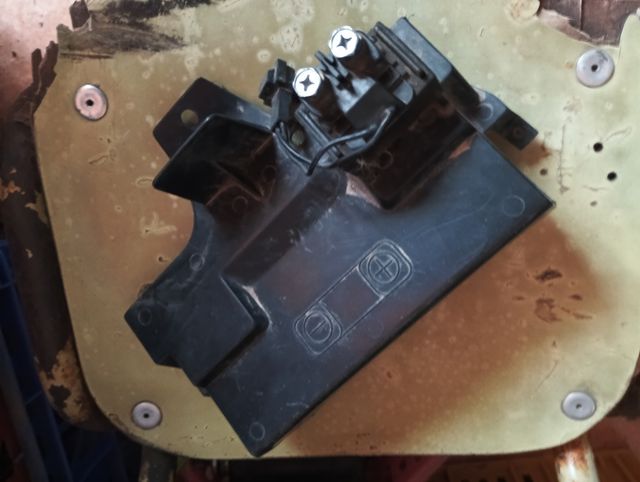 Caja batería Suzuki Burgman 650