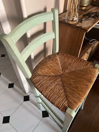 Silla alta enea y madera para barra.