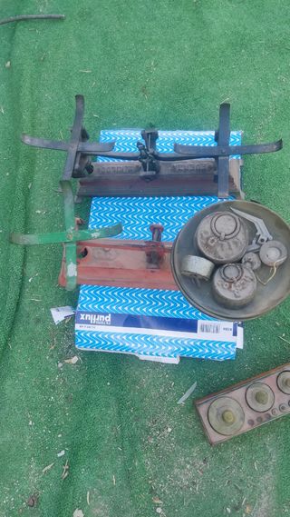 Báscula antigua de 4 platillos