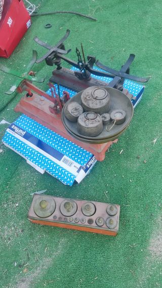 Báscula antigua de 4 platillos