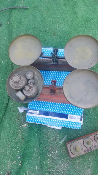 Báscula antigua de 4 platillos