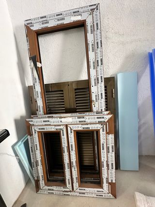 2 Ventanas PVC 
1 puerta PVC 
