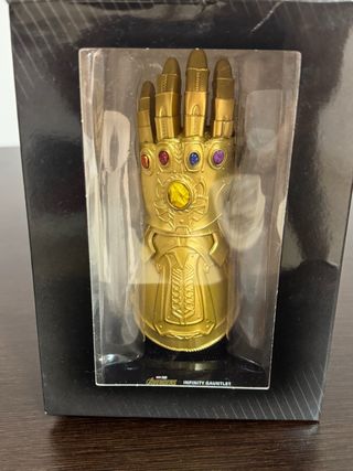 Figura coleccionista MARVEL mano de Thanos
