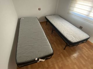 2 Colchones individuales plegables con sus bases.