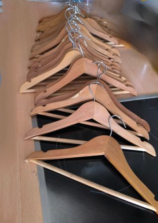 26 Perchas Madera, buena calidad, armario infantil