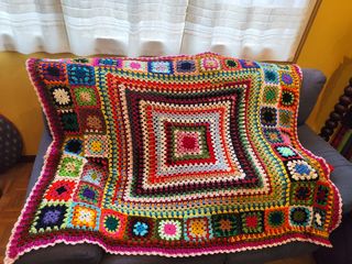 Manta crochet multicolor recién hecha a mano