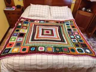 Manta crochet multicolor recién hecha a mano