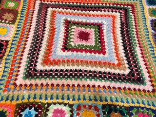 Manta crochet multicolor recién hecha a mano