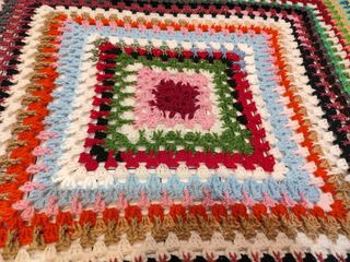 Manta crochet multicolor recién hecha a mano
