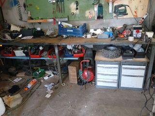 Banco trabajo metálico tiene cortes pasa cables