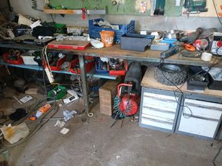 Banco trabajo metálico tiene cortes pasa cables