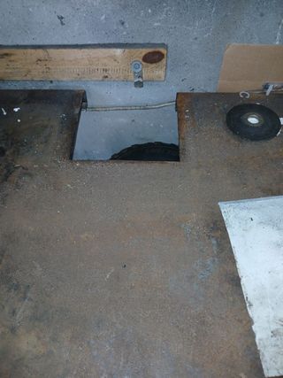 Banco trabajo metálico tiene cortes pasa cables