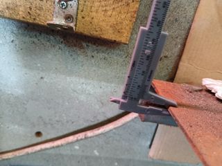 Banco trabajo metálico tiene cortes pasa cables